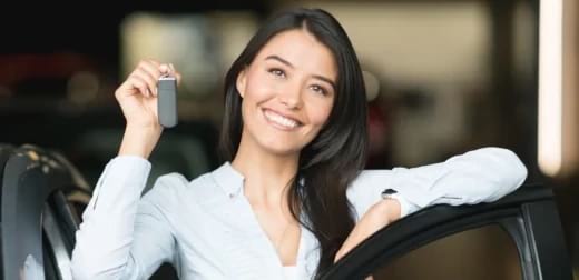 femme souriante qui montre des clés